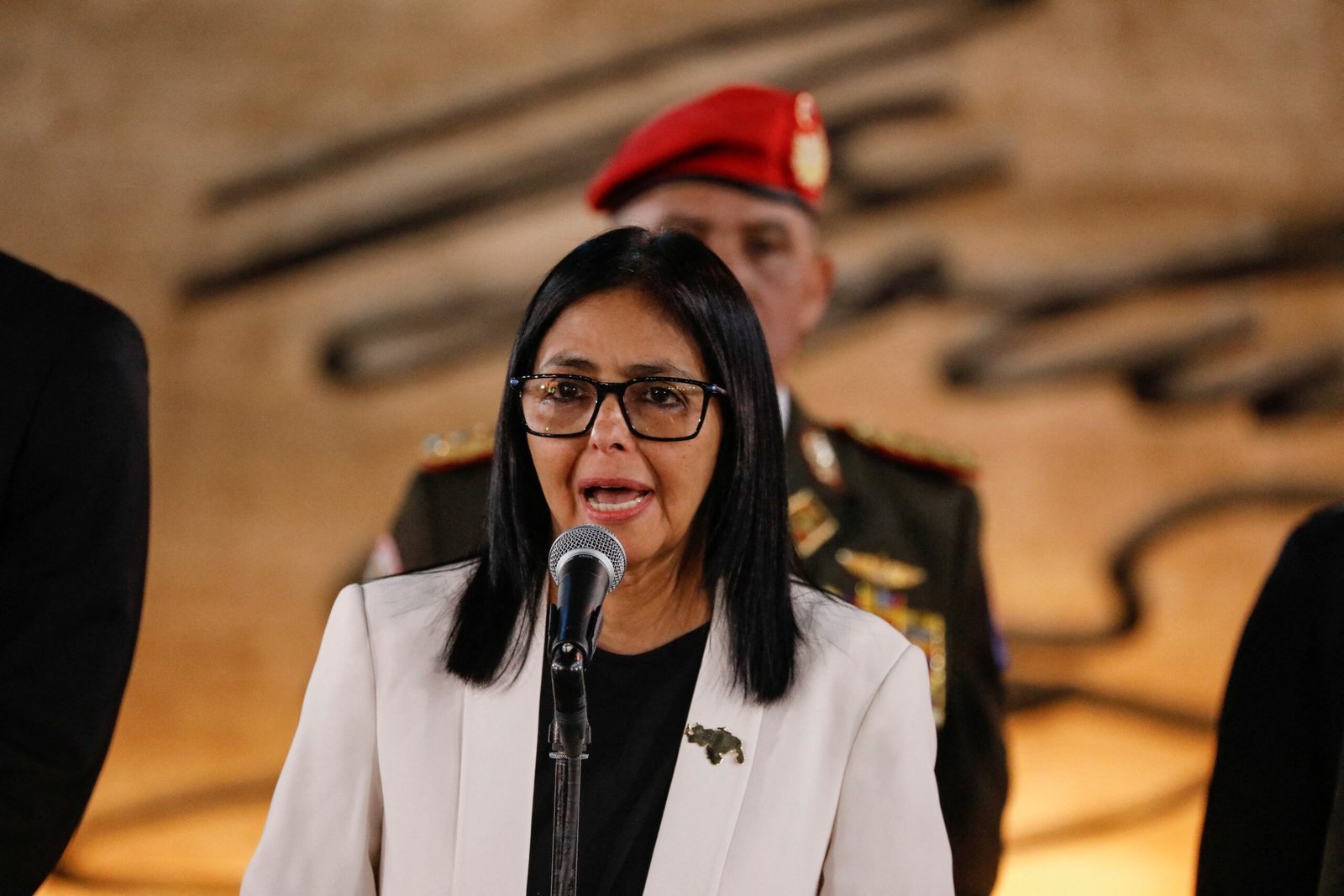 Inteligência dos EUA levanta dúvidas sobre cooperação da líder da Venezuela, diz agência