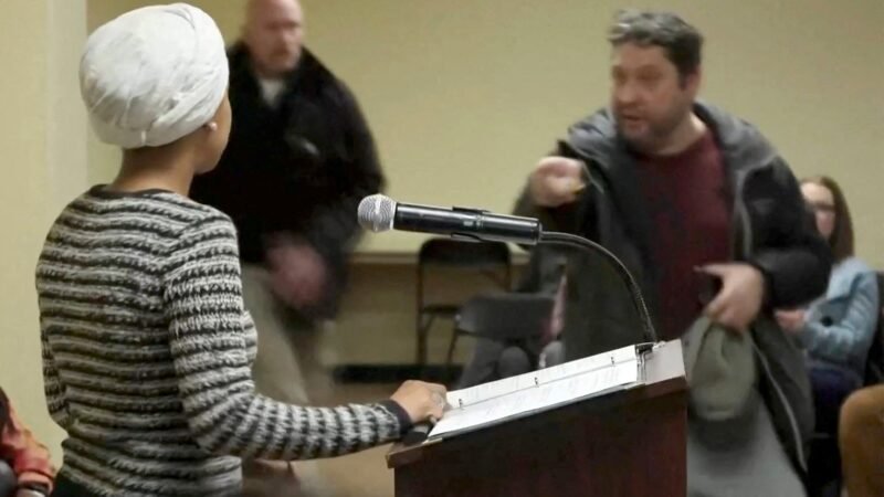 VÍDEO: homem ataca deputada imigrante opositora de Trump com líquido desconhecido