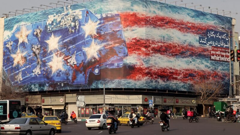 Teerã instala outdoor gigante com porta-aviões bombardeado e manda recado aos EUA: ‘Quem semeia vento colhe tempestade’