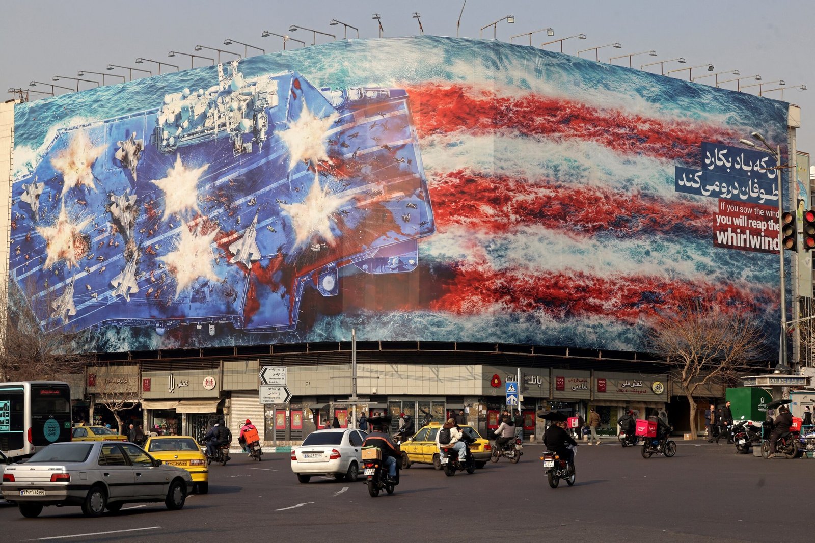 Teerã instala outdoor gigante com porta-aviões bombardeado e manda recado aos EUA: ‘Quem semeia vento colhe tempestade’