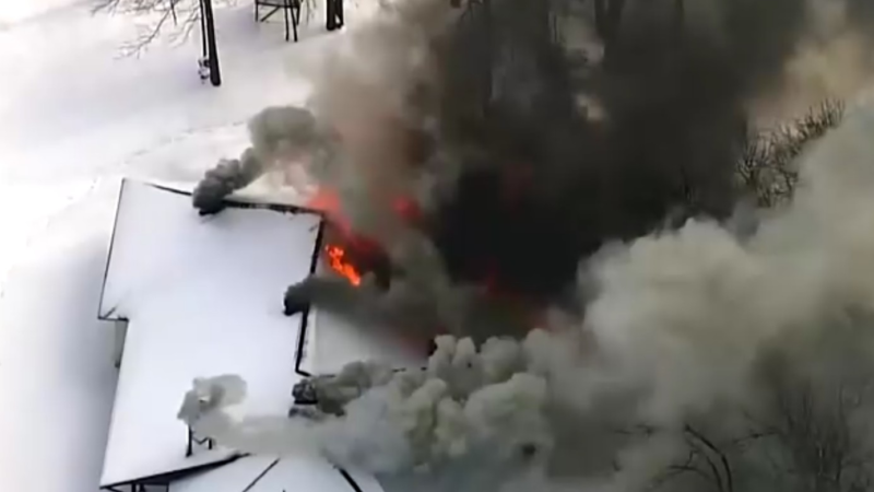 Vídeo mostra casa coberta de neve em chamas nos EUA