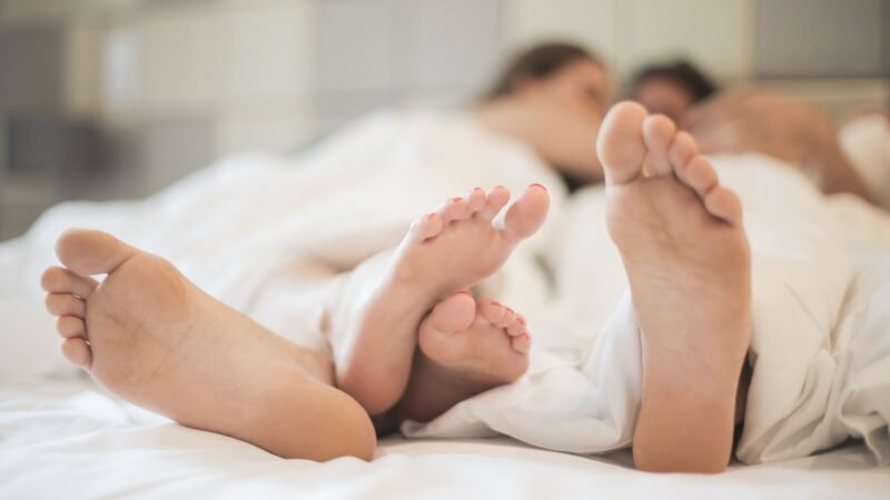 França aprova lei que acaba com ‘obrigação sexual’ entre pessoas casadas