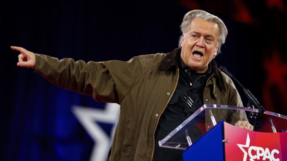Epstein Files traz conversas do financista com Bannon sobre Bolsonaro: “Manter essa coisa do Jair nos bastidores”
