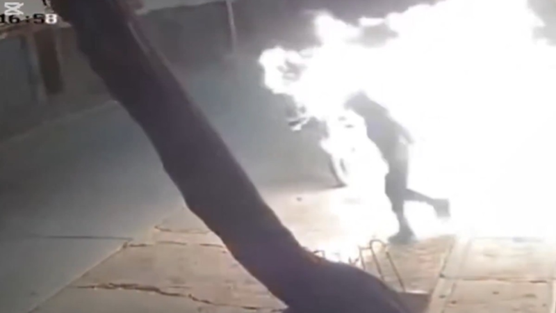 Homem tenta atear fogo em concessionária de motos, mas acaba tomado pelas chamas; VÍDEO