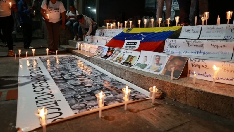 Ao menos 104 presos políticos são libertados na Venezuela, diz ONG