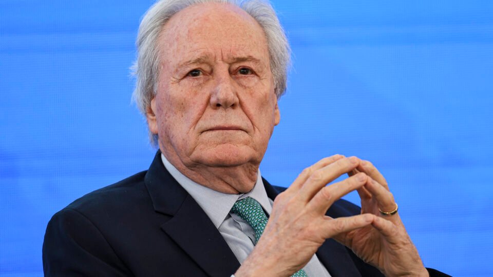 Comissão libera Lewandowski a advogar sem quarentena, mas impõe restrição em casos da PF