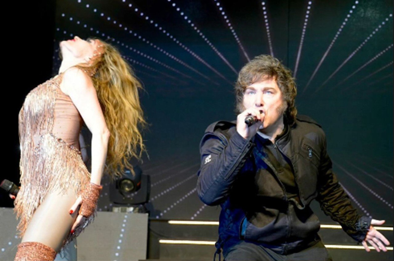 É #FATO: Vídeo mostra atriz no palco dando beijo na boca de Milei durante show na Argentina
