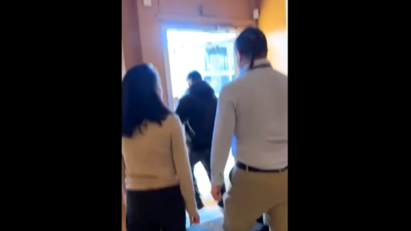 VÍDEO: Agente do ICE tenta entrar em consulado do Equador em Minnesota e ameaça: ‘Se você encostar em mim eu vou te agarrar’