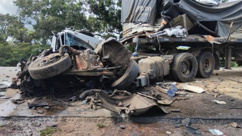 VÍDEO: Acidente envolvendo caminhão e carretas deixa carga de farelo de soja espalhada pela BR-262
