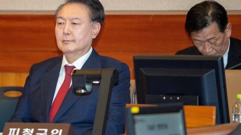Ex-presidente sul-coreano pede desculpas um dia após condenação à prisão perpétua