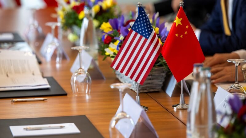 China pede que Trump revogue tarifas de importação após decisão da Suprema Corte