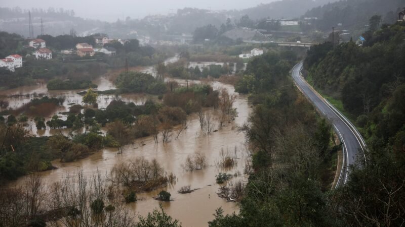 Inundações em Portugal destroem estrada e forçam a evacuação de 3.000 moradores