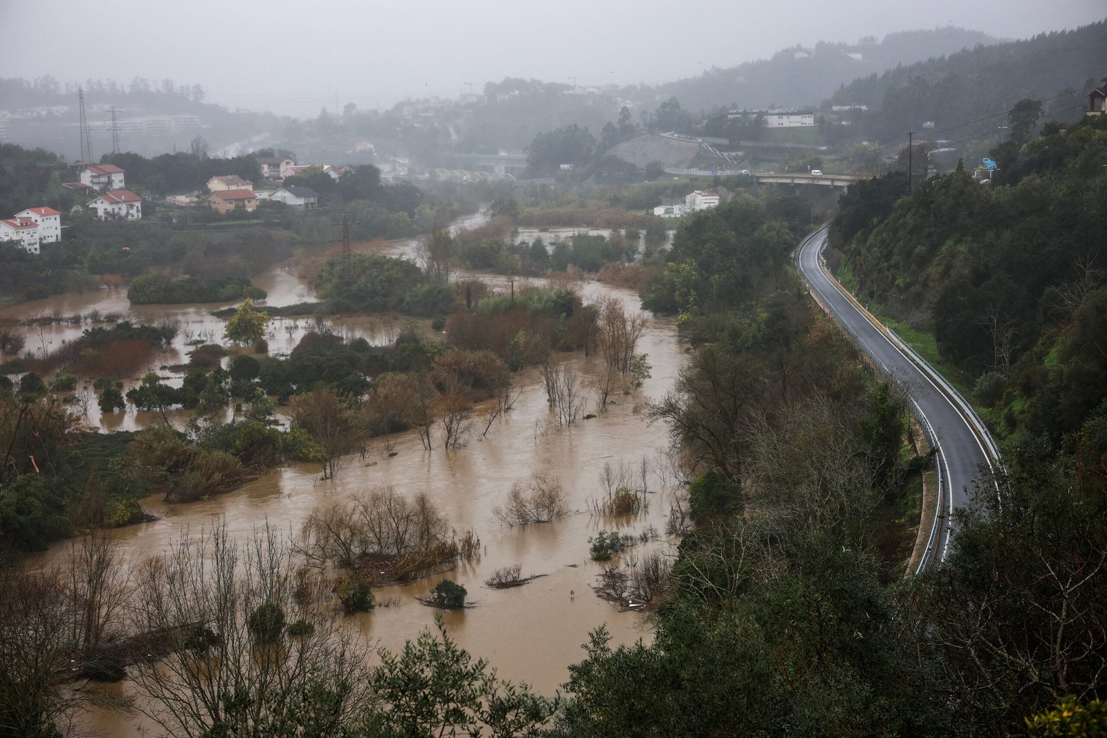 Inundações em Portugal destroem estrada e forçam a evacuação de 3.000 moradores
