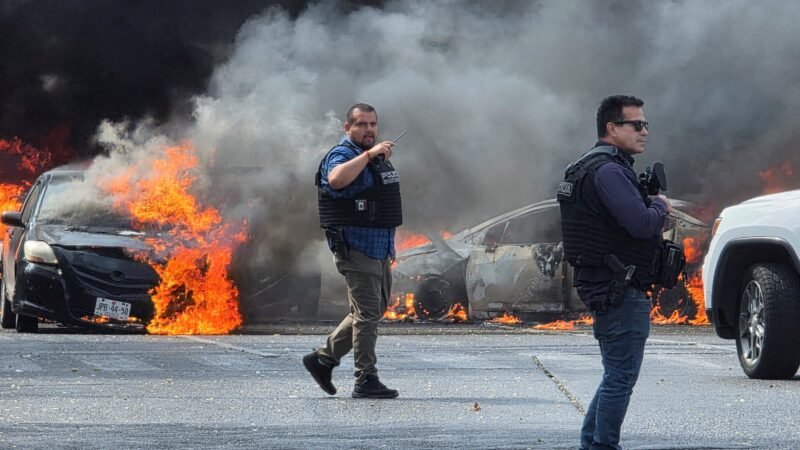 México vive onda de violência após morte de chefe de cartel; FOTOS