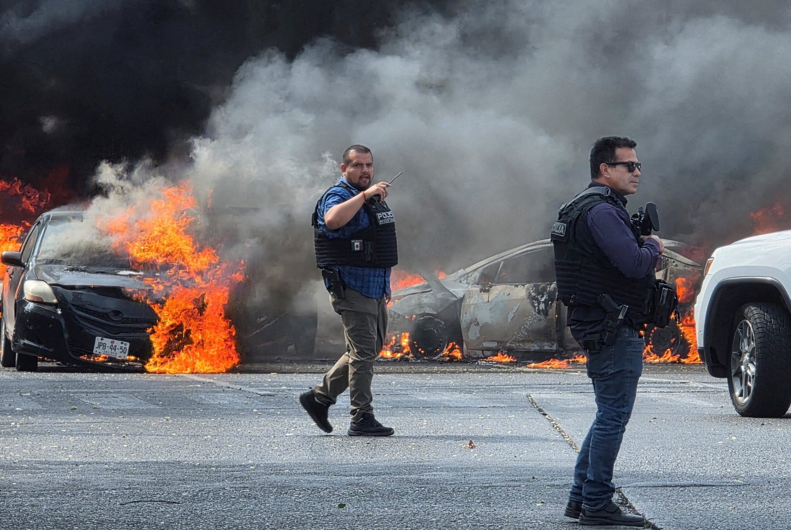 México vive onda de violência após morte de chefe de cartel; FOTOS