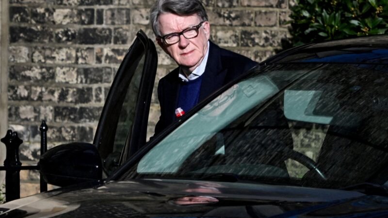 Peter Mandelson, ex-embaixador britânico preso no caso Epstein, é liberado sob fiança