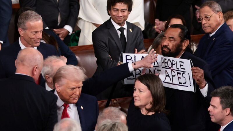 Deputado democrata é retirado por protestar em discurso de Trump