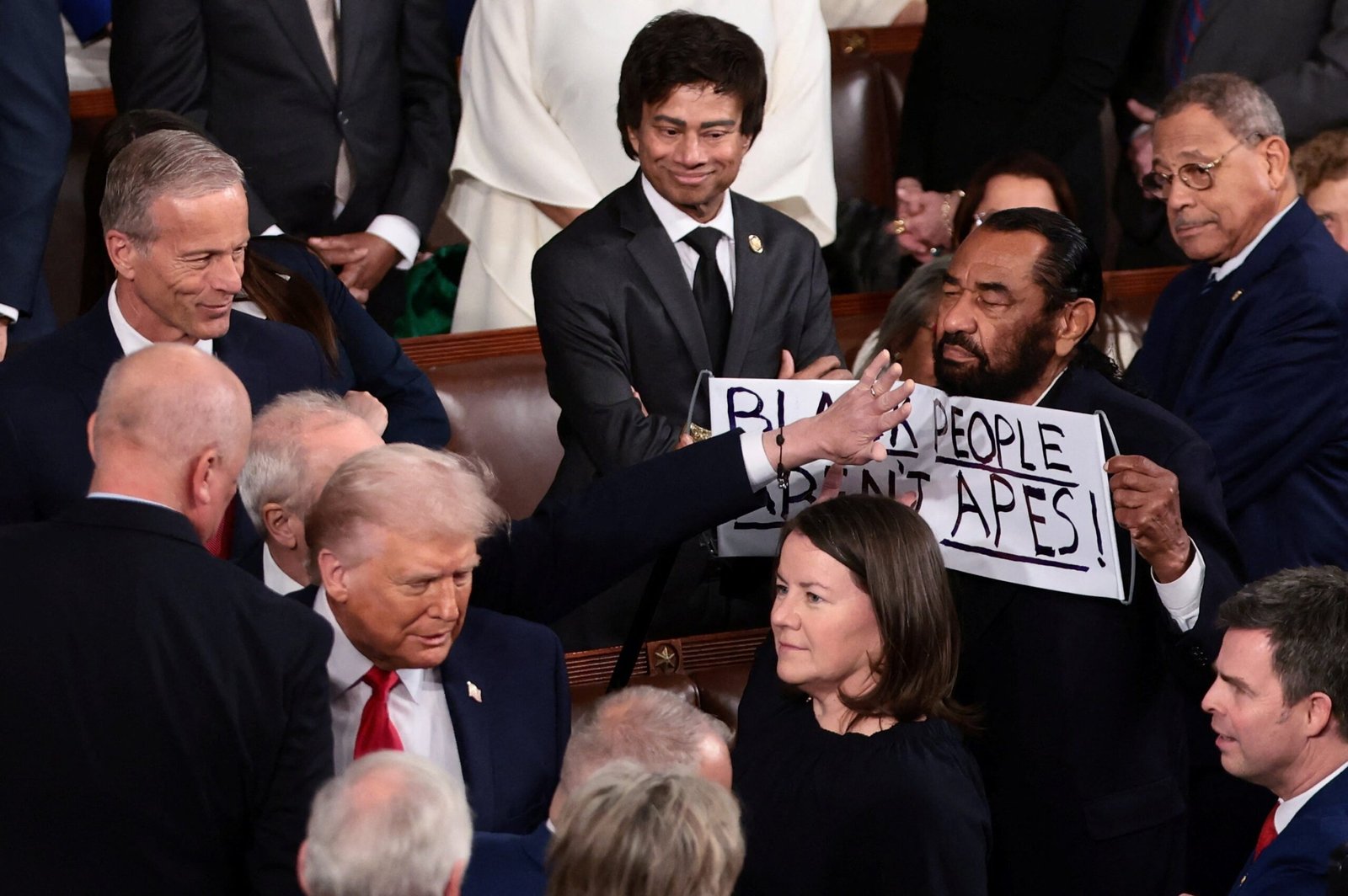 Deputado democrata é retirado por protestar em discurso de Trump