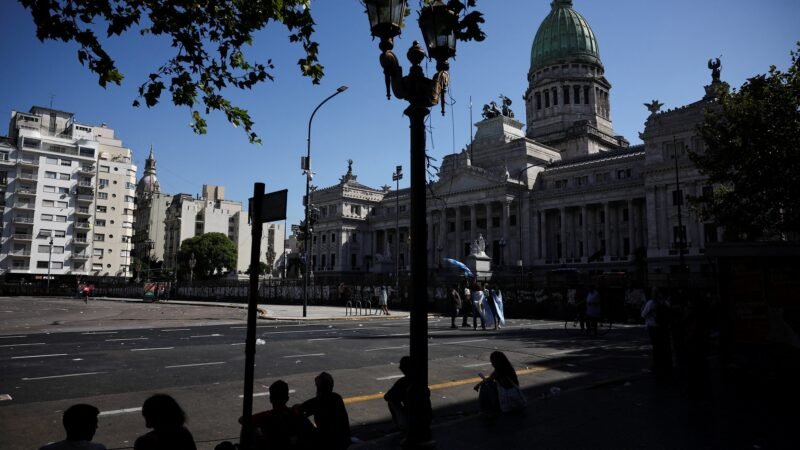 Em vitória para Milei, Senado da Argentina reduz maioridade penal de 16 para 14 anos