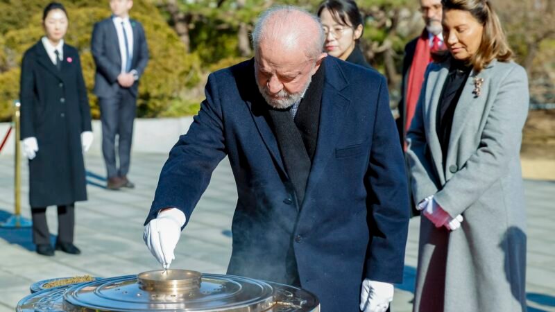 VÍDEO: Lula ganha luva com quatro dedos durante viagem à Coreia do Sul
