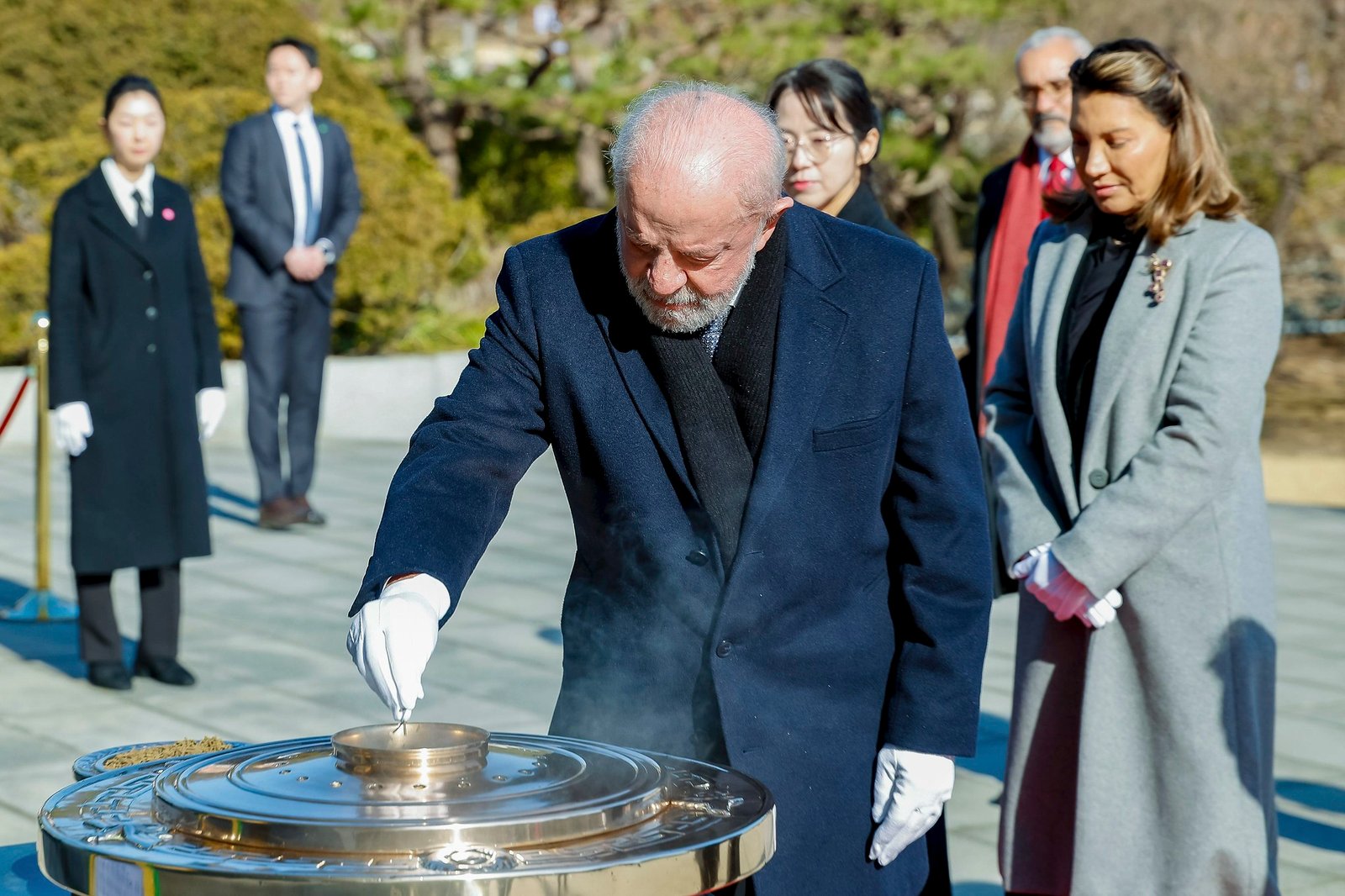 VÍDEO: Lula ganha luva com quatro dedos durante viagem à Coreia do Sul