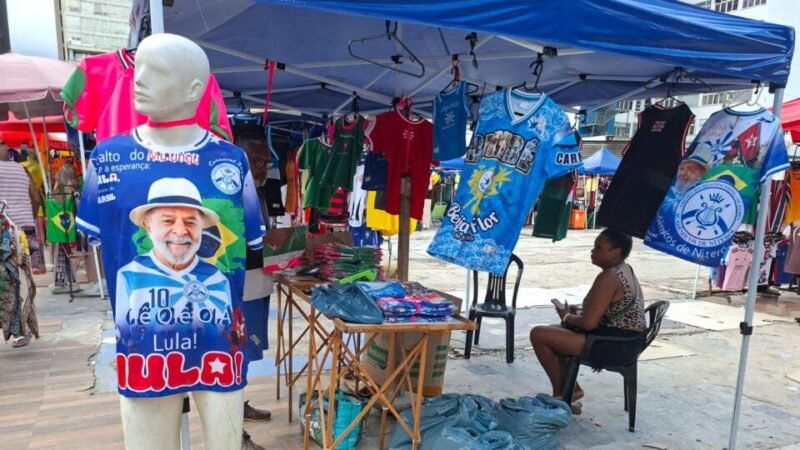 Escola de samba estreante na elite do Rio cresce com propaganda para Lula e venda de camisetas