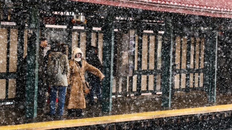 Prefeito de Nova York decreta toque de recolher por tempestade de neve; veja FOTOS