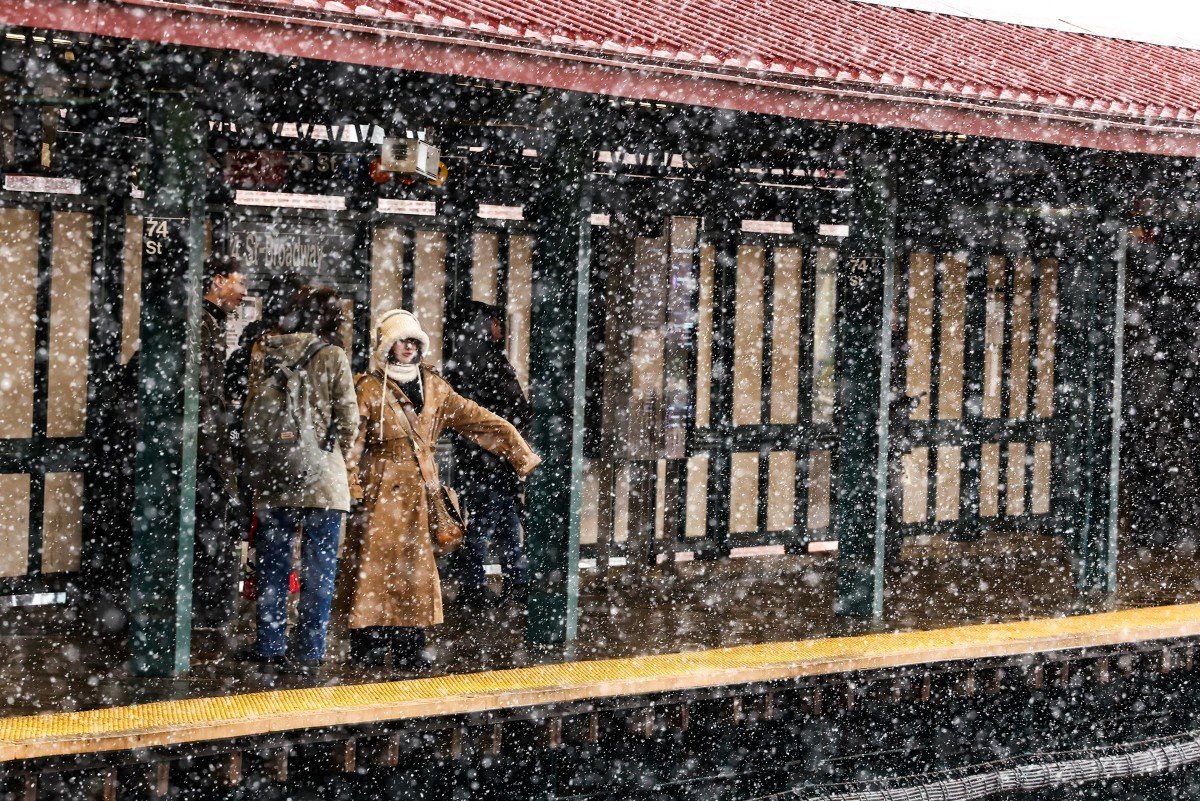 Prefeito de Nova York decreta toque de recolher por tempestade de neve; veja FOTOS