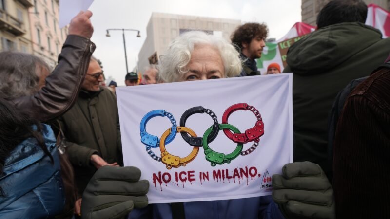 ‘Não os queremos aqui’: manifestantes em Milão protestam contra agentes do ICE nas Olimpíadas de Inverno