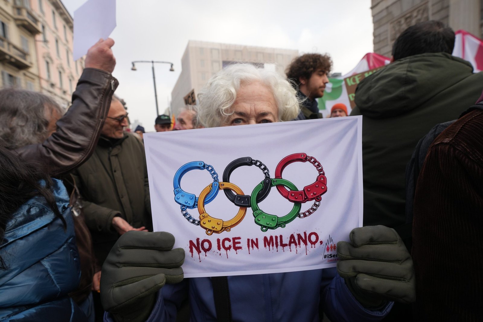 ‘Não os queremos aqui’: manifestantes em Milão protestam contra agentes do ICE nas Olimpíadas de Inverno