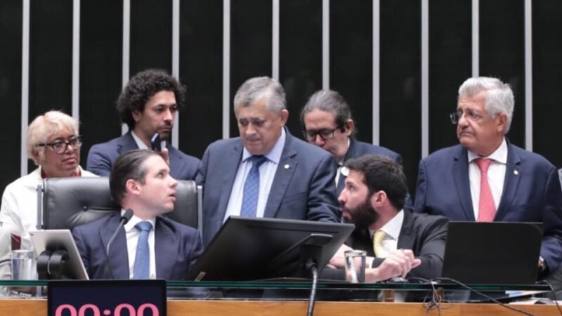 Após acordo com governo, Câmara aprova versão de Derrite para PL antifacção