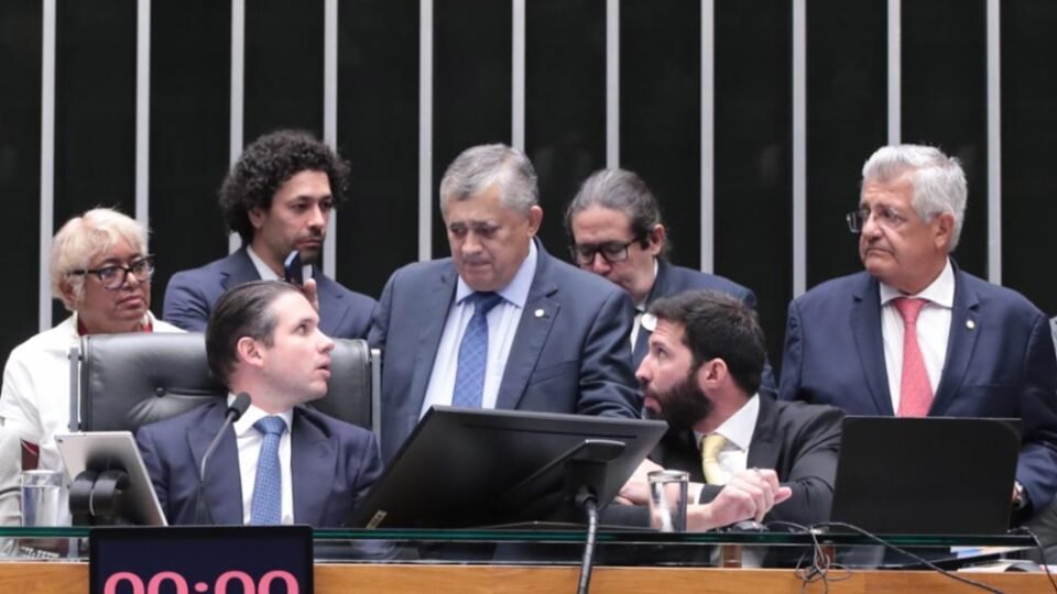 Após acordo com governo, Câmara aprova versão de Derrite para PL antifacção