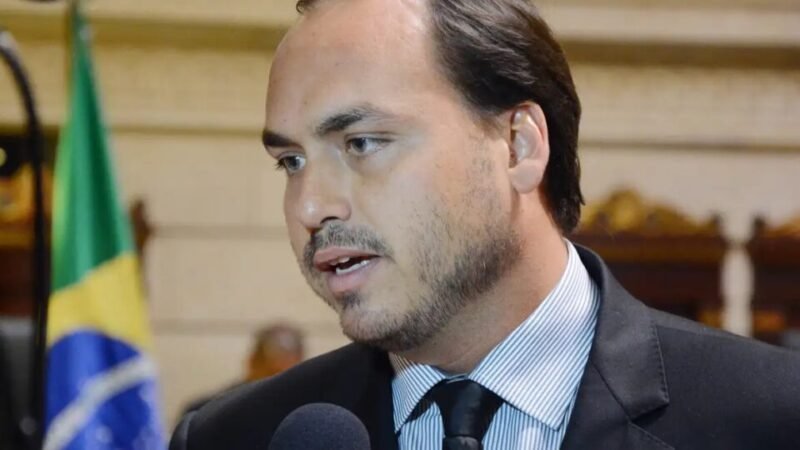 Carlos diz que Bolsonaro voltou a passar mal na prisão e está sendo monitorado