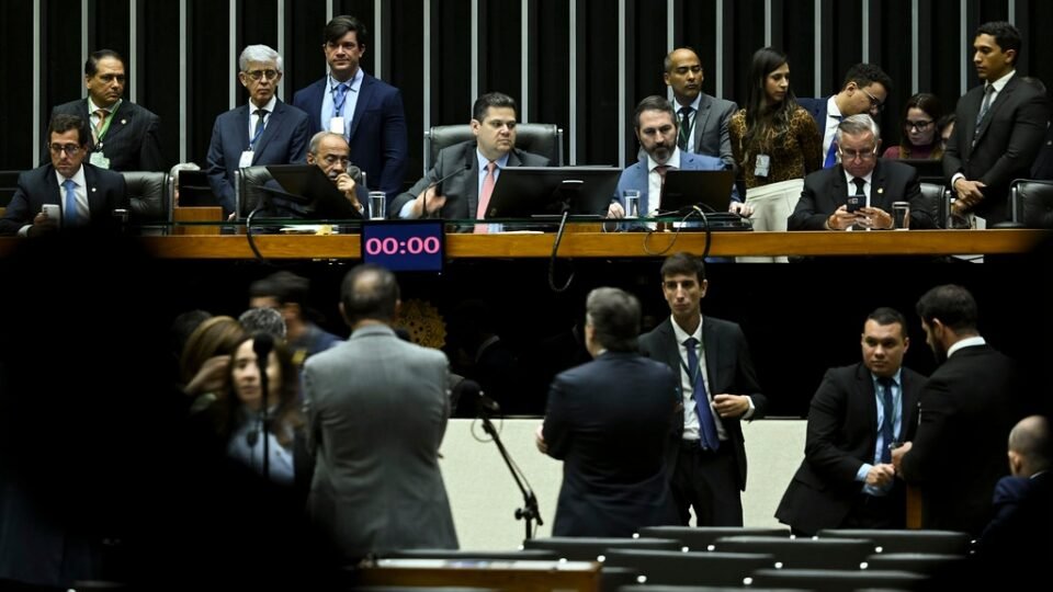 Retomada no Congresso: Oposição foca em derrubar veto à dosimetria e Banco Master
