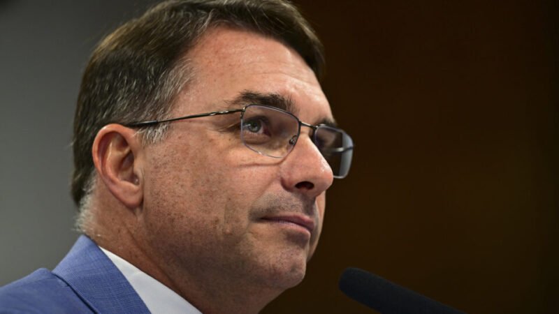 Em nova entrevista, Flávio Bolsonaro aposta em discurso duro na segurança pública
