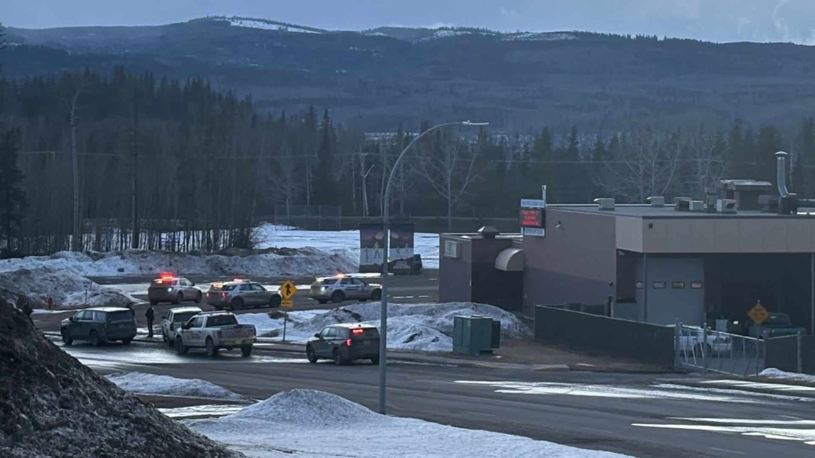 ‘Pegamos mesas e bloqueamos as portas’: estudante relata ataque em escola no Canadá