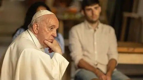 Bannon discutiu com Epstein plano para ‘derrubar’ papa Francisco, mostram mensagens divulgadas pelos EUA