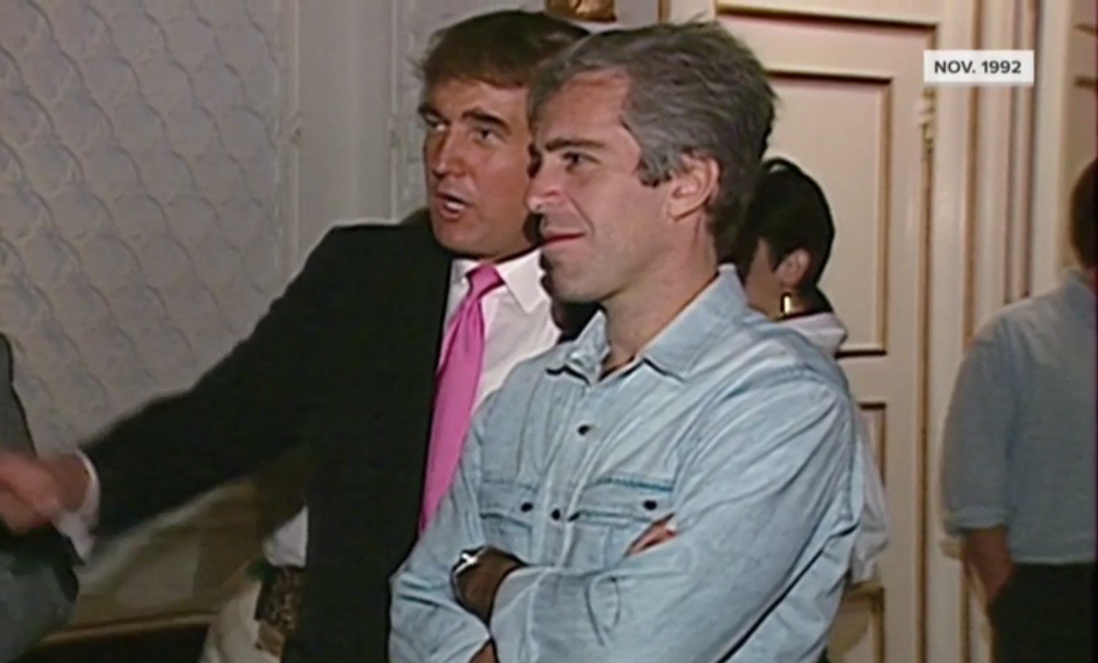 Vítimas de Epstein protestam após divulgação de arquivos do caso: ‘Agressores continuam ocultos e protegidos’