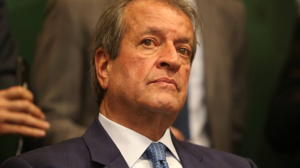 Flávio não tem os “destemperos” de Bolsonaro, diz Valdemar a empresários