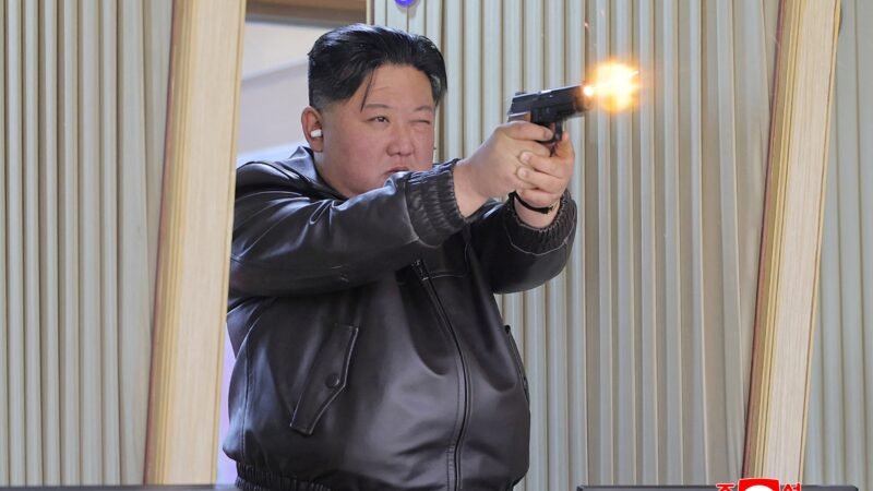 Kim Jong-un é fotografado atirando com armas de fogo durante visita a fábrica de munições na Coreia do Norte