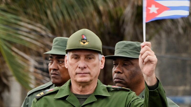EUA avisam Cuba que presidente precisa deixar o cargo para que acordos sejam fechados, diz jornal