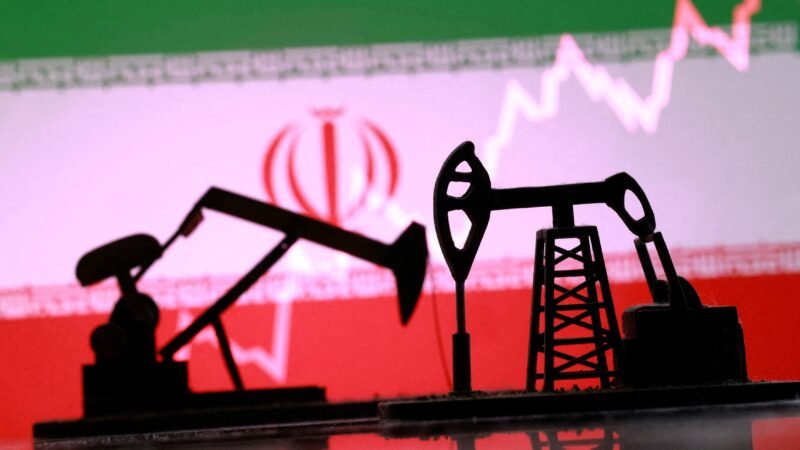 Petróleo despenca e bolsas operam em queda após anúncio de Trump, que pausará ataques ao Irã