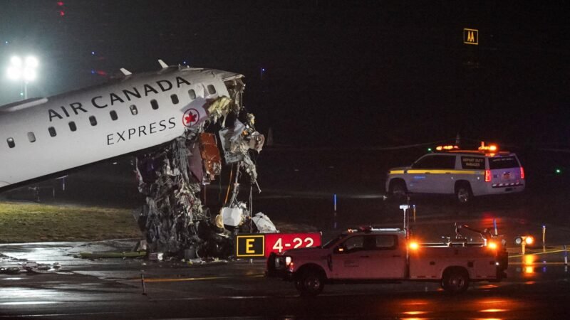 Pilotos morrem após avião colidir com veículo em aeroporto de Nova York