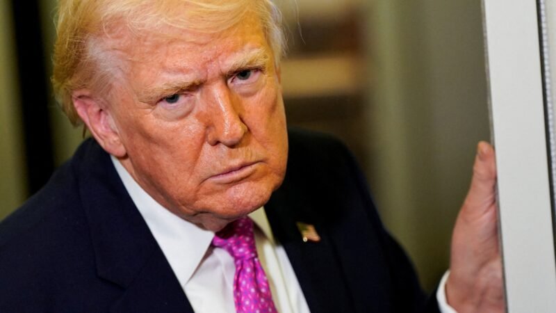 Trump avalia encerrar guerra contra o Irã mesmo com Estreito de Ormuz fechado, diz jornal