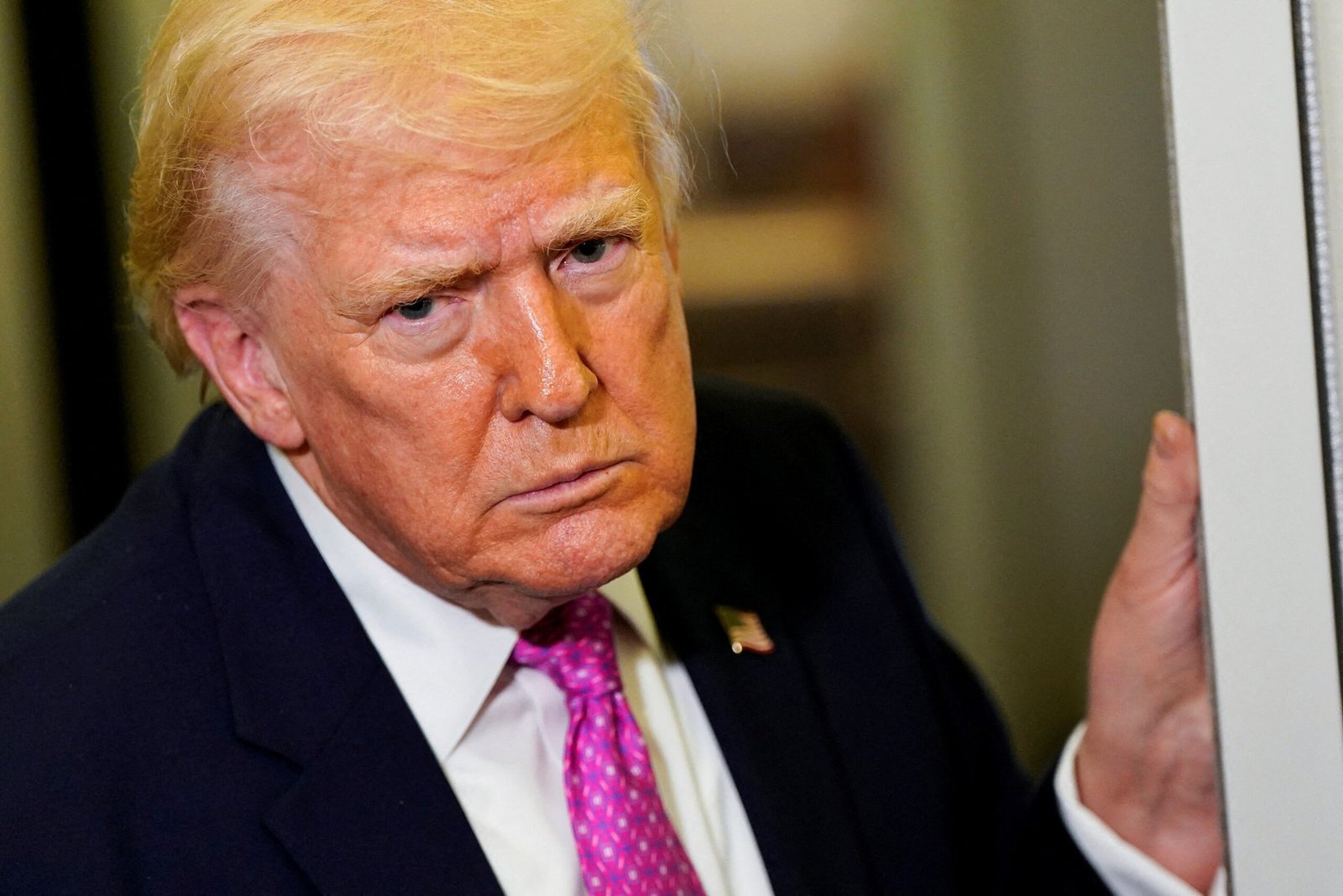 Trump avalia encerrar guerra contra o Irã mesmo com Estreito de Ormuz fechado, diz jornal