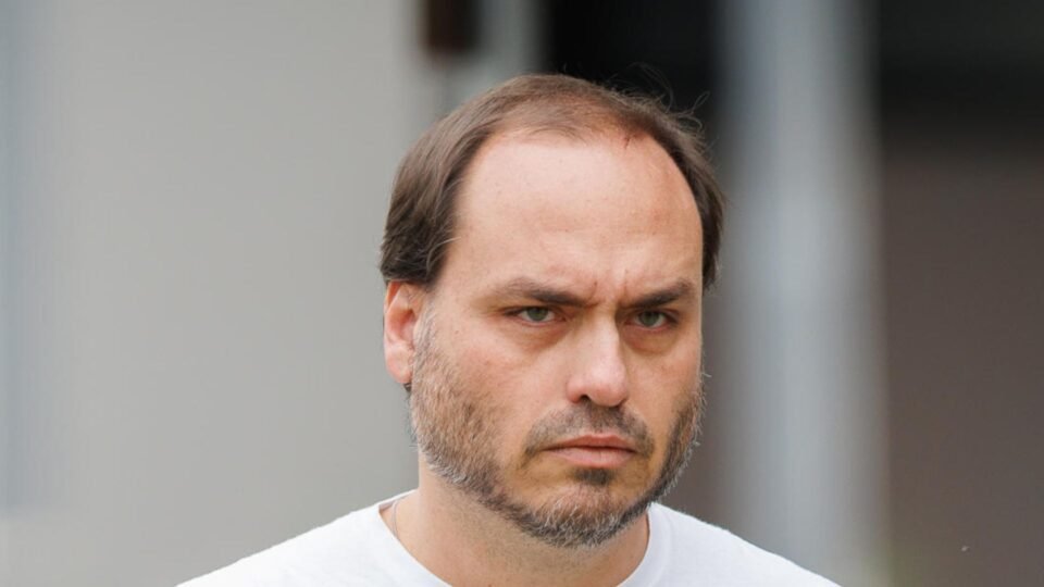 Carlos diz que pai está inchado e que se atendimento demorasse, Bolsonaro teria morrido