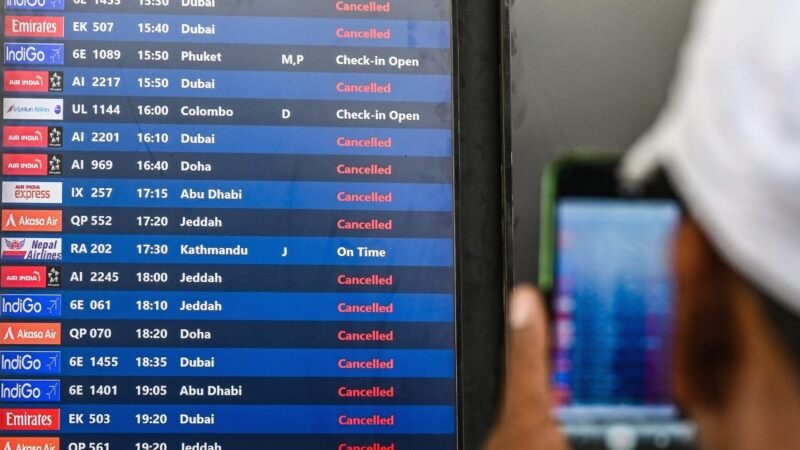 Bombardeios no Oriente Médio provocam cancelamento massivo de voos e deixam passageiros retidos