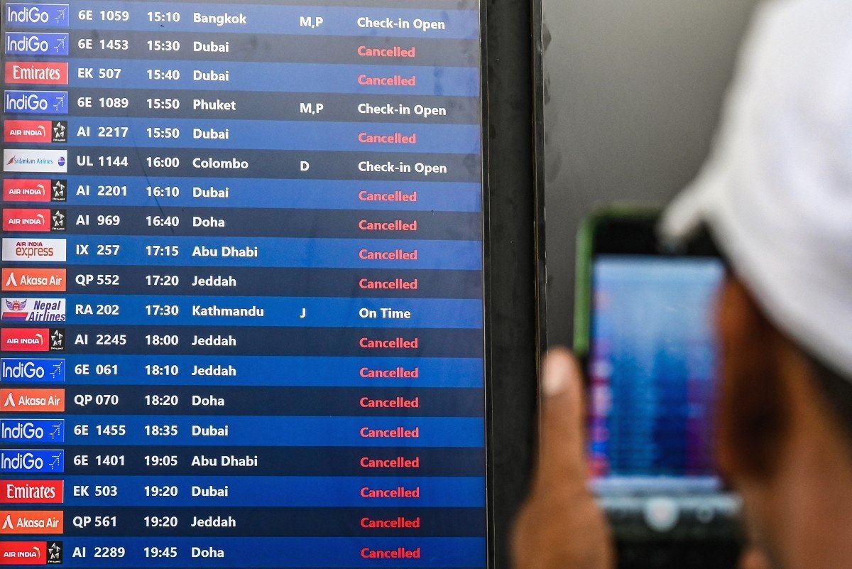 Bombardeios no Oriente Médio provocam cancelamento massivo de voos e deixam passageiros retidos