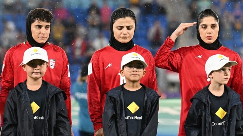 Austrália dá asilo a 5 jogadoras da seleção do Irã de futebol feminino após apelo de Trump