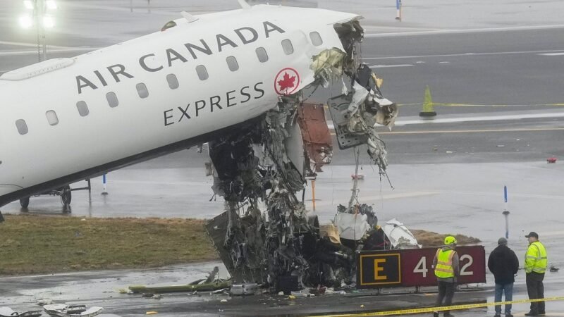 Pista do aeroporto de LaGuardia, em NY, reabre após colisão que matou dois pilotos